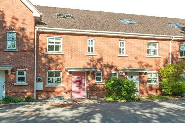 2 Bedroom Property To Rent In Hams Corner, Hook, RG27