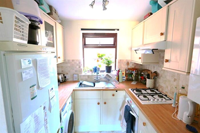 1 Bedroom Apartment To Rent In Chestnut Grove, New Malden, KT3