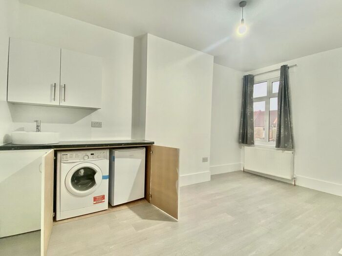 1 Bedroom Studio To Rent In Park Avenue, Mitcham CR4