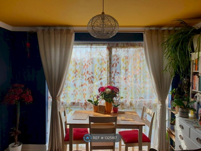 2 Bedroom Flat To Rent In Chenies Court, Hemel Hempstead HP2