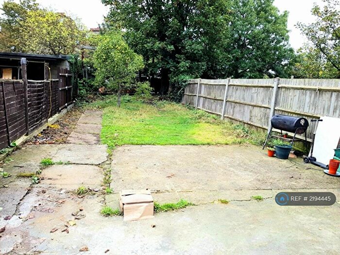 2 Bedroom Flat To Rent In Brondesbury Park, London, NW2