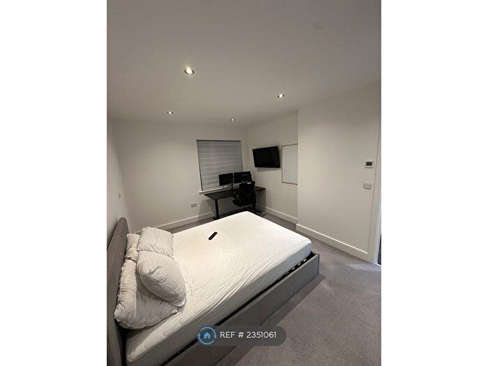2 Bedroom Flat To Rent In Ballards Way, Croydon, CR0