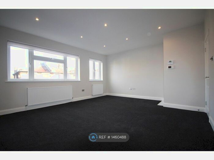 3 Bedroom Flat To Rent In New Broadway, Hampton Hill, Hampton, TW12