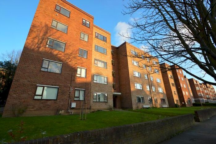 2 Bedroom Flat To Rent In Adelaide Road, Surbiton, KT6