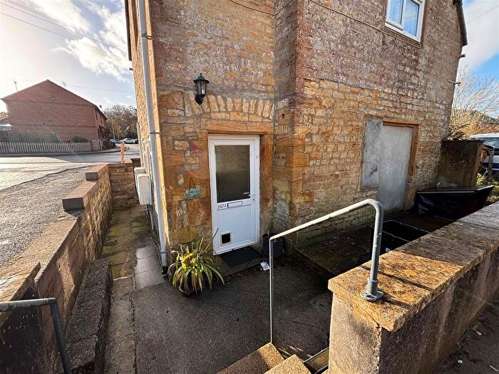 1 Bedroom Flat To Rent In South Street, Crewkerne, Somerset, TA18