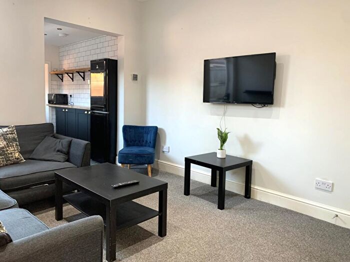 3 Bedroom Terraced House To Rent In Chic Bed House // Aug, LN5