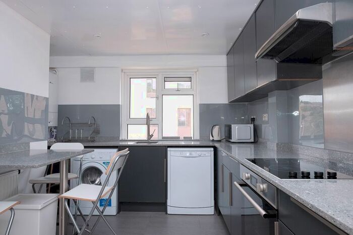 3 Bedroom Flat To Rent In Selsfield Drive, Brighton, BN2