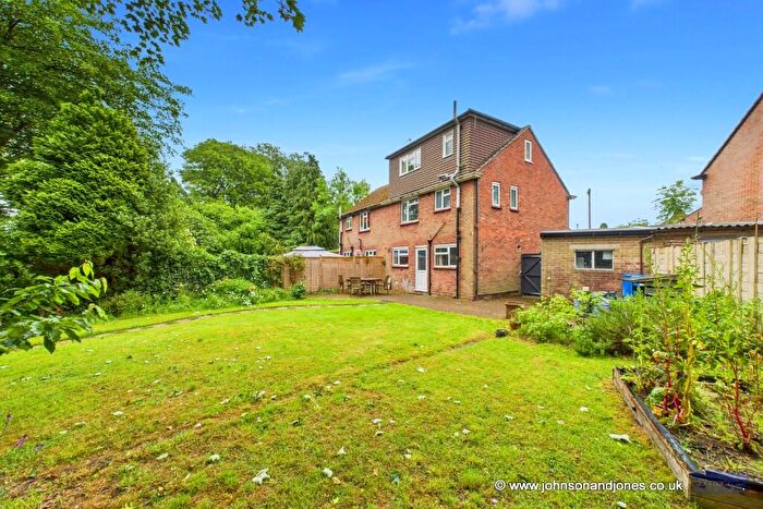 4 Bedroom Semi-Detached House For Sale In Fernlands Close, Chertsey, Surrey, KT16