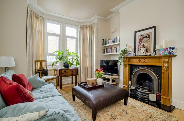 2 Bedroom Flat To Rent In Montague Road, London, W13