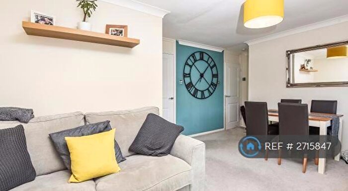 1 Bedroom Flat To Rent In Larch Close, London, SW12
