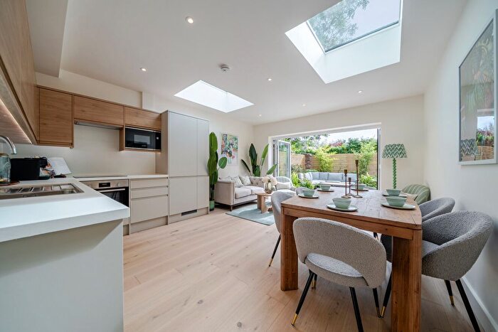 3 Bedroom Flat For Sale In Kingston Road, London, SW20