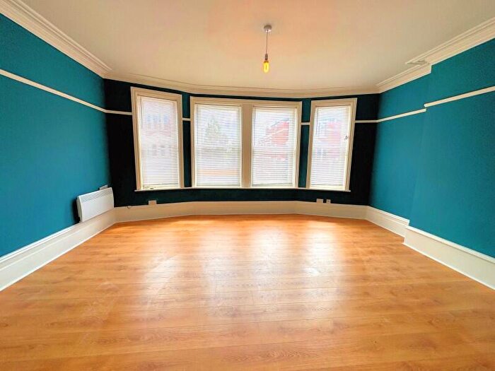 Flat To Rent In Ballards Lane, Finchley, N3