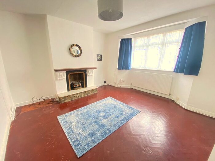 3 Bedroom Semi-Detached House To Rent In Greenford Avenue, London, W7