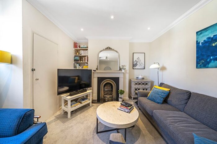 2 Bedroom Flat To Rent In Balham Hill, Balham, London, SW12