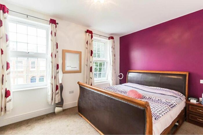3 Bedroom Flat To Rent In Biscay Road, Hammersmith, London, W6