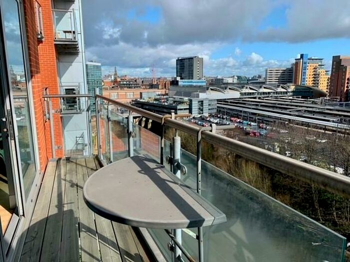 2 Bedroom Flat To Rent In Whitehall Quay, Leeds, West Yorkshire, LS1