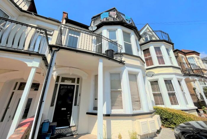 2 Bedroom Flat To Rent In Grosvenor Road, Westcliff-On-Sea, Essex, SS0