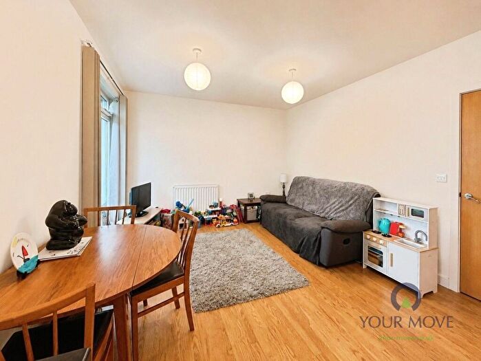 3 Bedroom Flat For Sale In Brunell Close, Maidstone, Kent, ME16