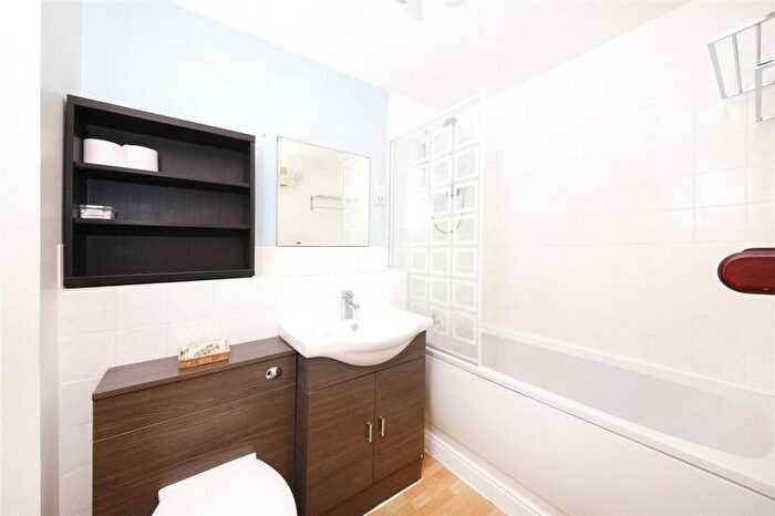 2 Bedroom Apartment To Rent In Ferguson Close, London, Uk, E14