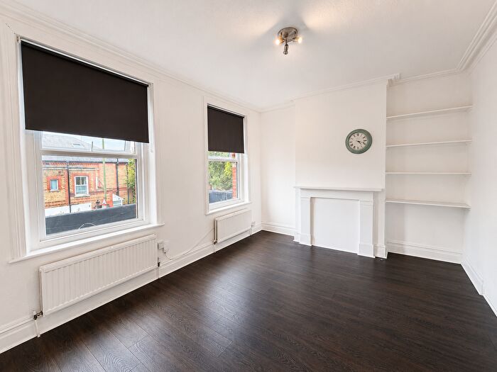 3 Bedroom Flat To Rent In Hendon Lane, London, N3