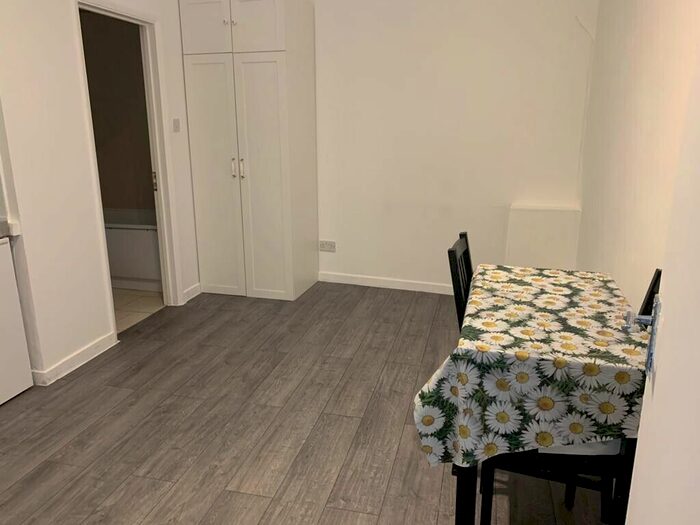 Studio To Rent In London Road, London, SW16