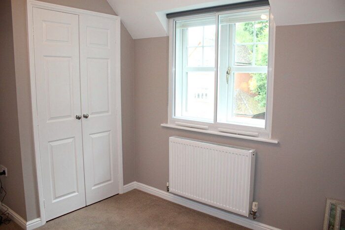 2 Bedroom Flat To Rent In Chancel Court, Solihull, West Midlands, B91