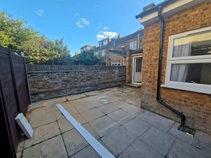 3 Bedroom Flat To Rent In Leighton Road, Enfield, EN1
