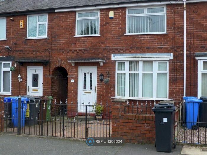 3 Bedroom Semi-Detached House To Rent In Clough Road, Droylsden, Manchester M43