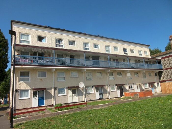 2 Bedroom Flat To Rent In Redwood Estate, Heston, Hounslow TW5