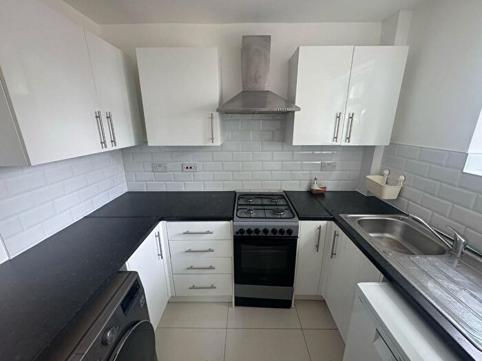 3 Bedroom Detached House To Rent In Farndale Avenue, London, N13