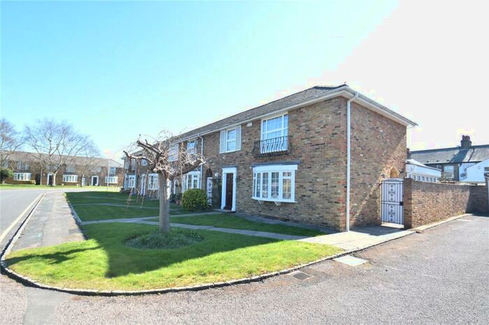 3 Bedroom End Of Terrace House To Rent In West Common Close, Gerrards Cross, SL9