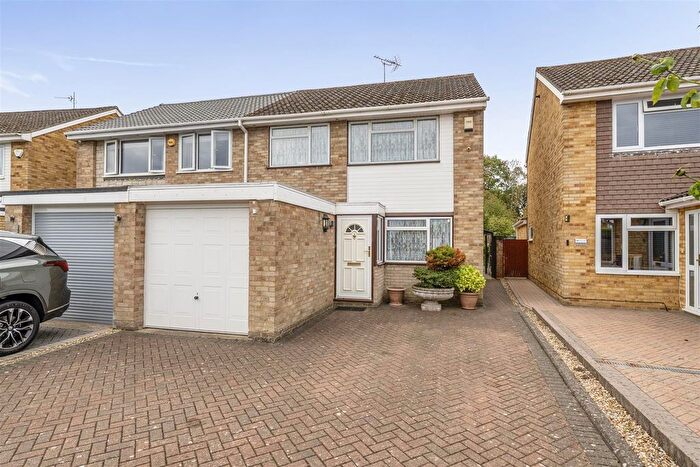 3 Bedroom Property For Sale In Aylesham Way, Yateley, GU46