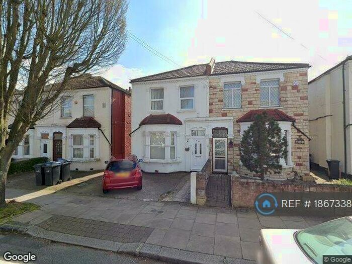 2 Bedroom Flat To Rent In Goring Road, London, N11