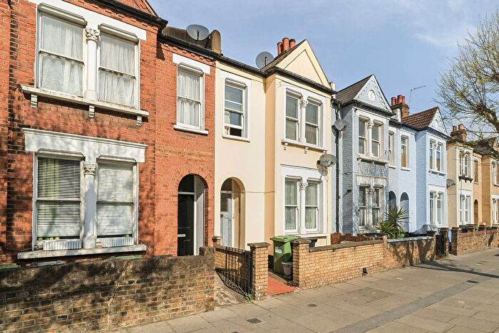 2 Bedroom Flat To Rent In Townmead Road, Sands End, London, SW6