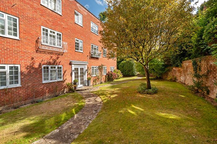 2 Bedroom Flat For Sale In Sunningdale, Berkshire, SL5
