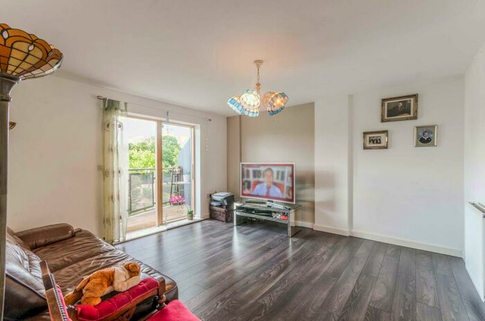 3 Bedroom Flat To Rent In Clock View Crescent, Islington, London, N7