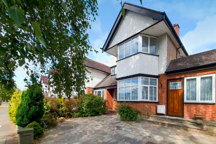 3 Bedroom Detached House To Rent In Lansdowne Road, Stanmore, HA7
