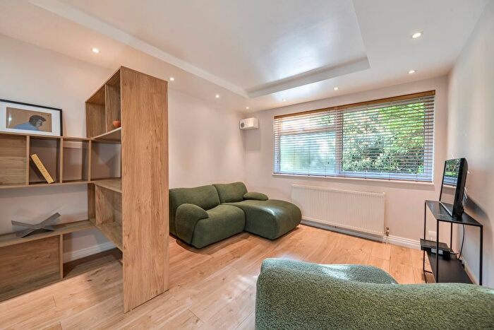 2 Bedroom Flat For Sale In Dunraven Drive, Enfield, London, Uk, EN2