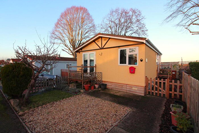 2 Bedroom Park Home For Sale In Limekiln Lane, Baldock, SG7