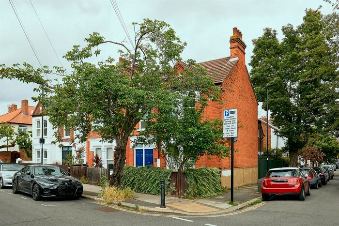 2 Bedroom Flat To Rent In Thames Road, Chiswick, W4