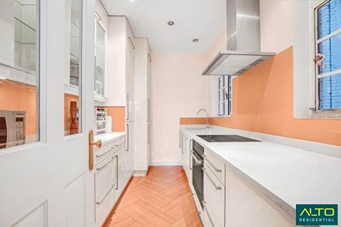 3 Bedroom Flat To Rent In Chiltern Court, Baker Street, London, NW1