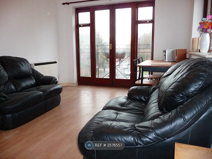 2 Bedroom Flat To Rent In Riverside House, Morden, SM4