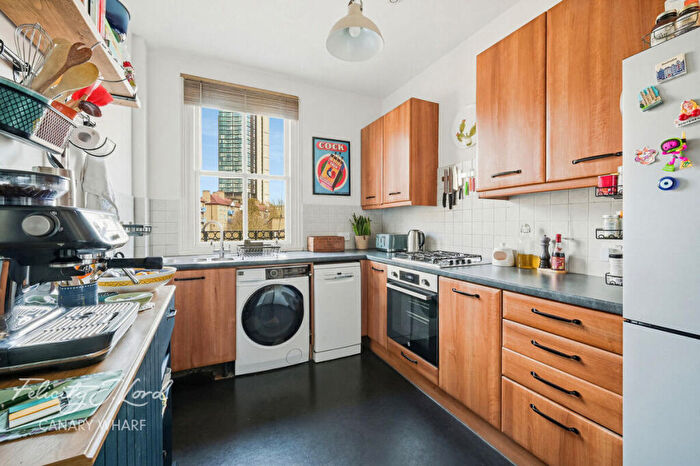 2 Bedroom Apartment For Sale In Limehouse Causeway, London, E14