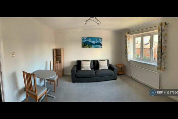 1 Bedroom Flat To Rent In Imperial Court, Windsor, SL4