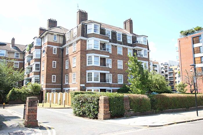3 Bedroom Detached House To Rent In Emlyn Gardens, Shepherds Bush, W12