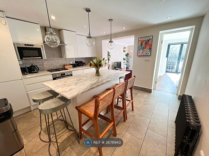 2 Bedroom Flat To Rent In South Lambeth Road, London, SW8