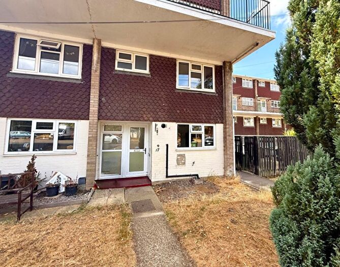 2 Bedroom Flat For Sale In Kildare Close, Bordon, Hampshire, GU35
