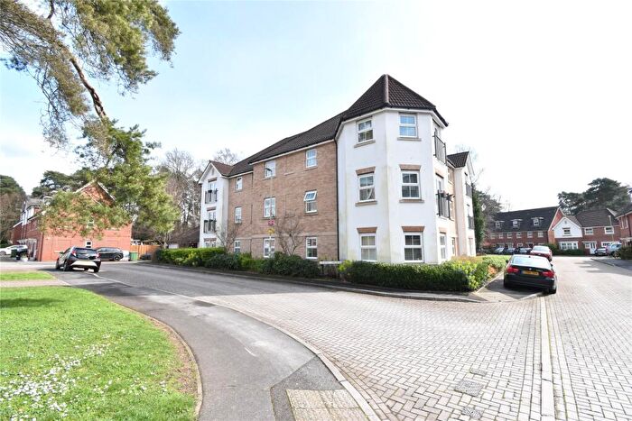 2 Bedroom Apartment To Rent In Haskins Gardens, Farnborough, Hampshire, GU14