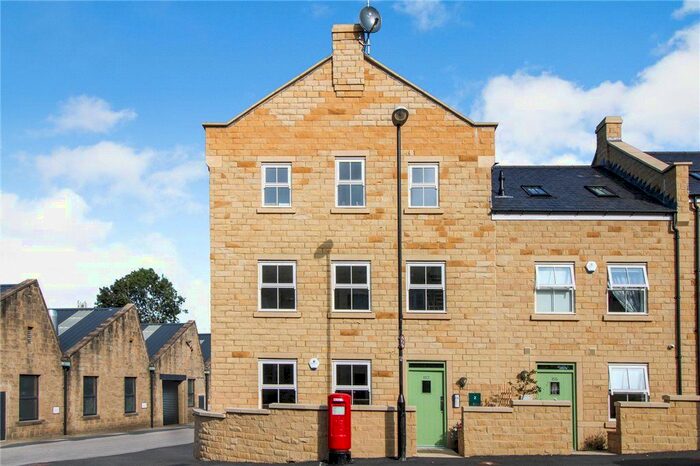 2 Bedroom Flat To Rent In Ilkley Road, Otley, West Yorkshire, Uk, LS21