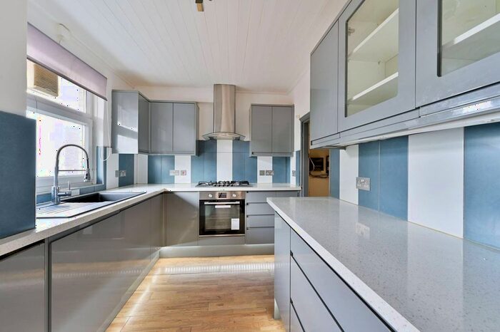 3 Bedroom Flat To Rent In Gressenhall Road, Southfields, London, SW18